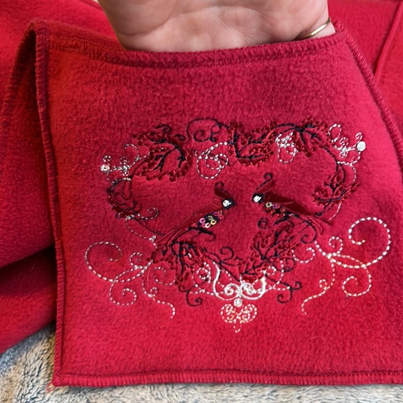 NORTHERN REFLECTIONS💫Women’s Soft Red Embroidered Winter Pocket Scarf - Picture 7 of 7